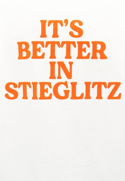 Έντονο πορτοκαλί κείμενο που γράφει "ΕΙΝΑΙ ΚΑΛΥΤΕΡΑ ΣΤΟ STIEGLITZ" σε απλό λευκό φόντο.