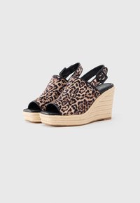 Πέδιλα πλατφόρμες με λεοπάρ μοτίβο, μαύρο λουράκι, ανοιχτά δάχτυλα και τακούνι από πλεκτό ψάθα, με υφασμάτινη υφή και ρυθμιζόμενο πόρπη.
