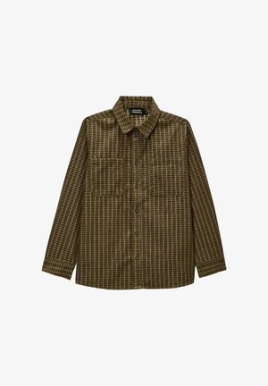 Chemise à manches longues à carreaux verts olive et bruns, dotée de deux poches avant, d'une fermeture à boutons et d'un col classique.