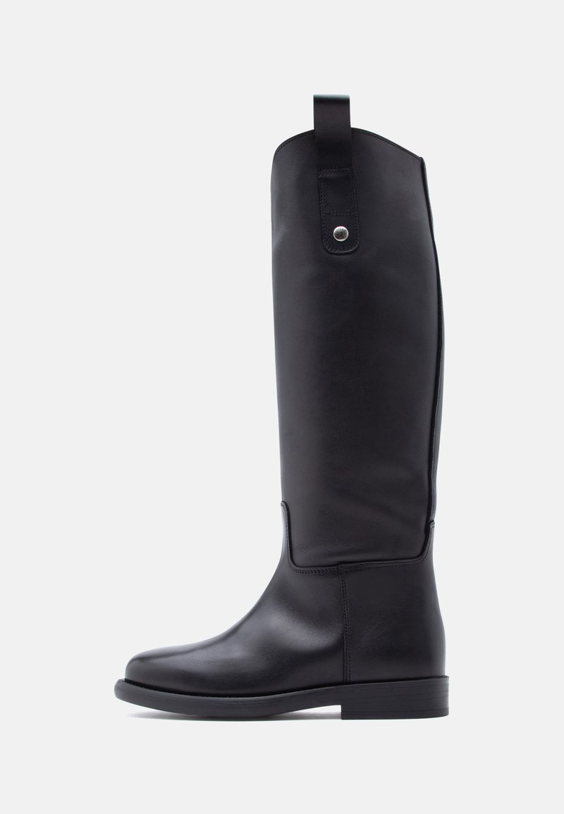 Botte haute jusqu'au genou en cuir noir à finition lisse, bout arrondi, talon plat, et languette arrière pour un enfilage facile. Design simple et polyvalent.