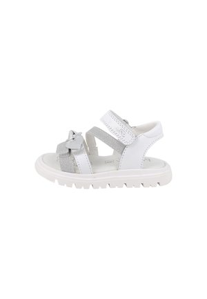 Sandalo bianco e argento per bambino con cinturini in Velcro regolabili e fiocco decorativo sulla fascia anteriore.
