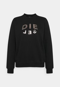 Sudadera negra con cuello redondo y mangas largas. Presenta un texto reflectante metálico "DIE SEL" en la parte frontal, ligeramente elevado. Textura suave.