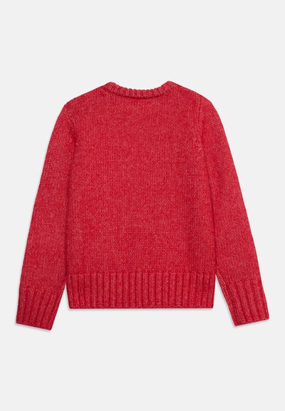 Pull rouge en maille à manches longues avec poignets, ourlet et col côtelés, montré de dos sur un fond blanc.