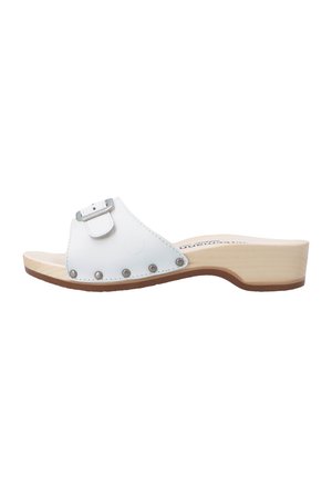 Hvid læder slide sandal med træsål, justerbar spænde stroppen, metal nitter langs siden og lav hæl.