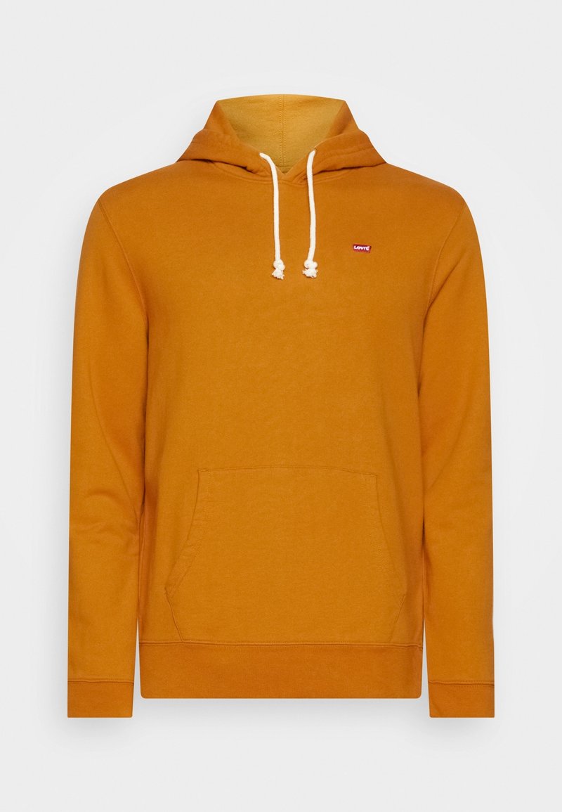 Sweat à capuche jaune moutarde avec cordons blancs, poche kangourou, et petite étiquette de logo rouge sur le côté gauche de la poitrine.