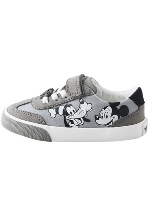 Zapatilla gris infantil con personajes de dibujos animados Mickey Mouse y Pluto en el lateral, cordones blancos, tira de velcro y suela de goma.