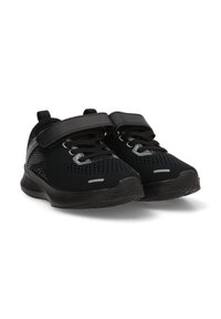 Zapatillas de deporte negras con un upper de malla transpirable, punta redonda, cordones y una correa de velcro. Presentan suela de goma texturizada y acentos reflectantes.