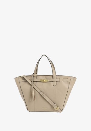 Sac fourre-tout en cuir beige avec doubles poignées supérieures, bandoulière amovible, finitions en or et un gland décoratif. Présente des accents de garniture noire.