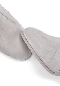 Graue Wildleder-Ankle Boots mit abgerundeter Zehe und dezentem Nähen. Sanfte Textur und eine niedrige Gummisohle. Keine sichtbaren Beschläge oder Muster.