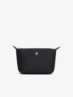 Bolsa de cosméticos preta em nylon com fechos em dourado, fecho em zíper e logótipo da marca na frente. Textura suave com bordas arredondadas e alças laterais.