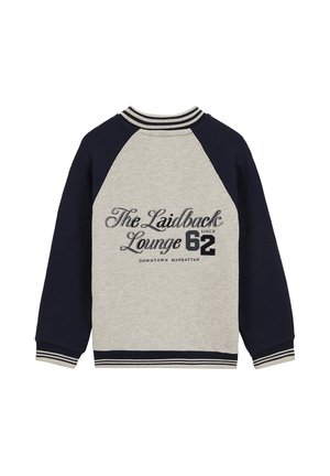 Sivá a námornícka modrá mikina s dlhým rukávom s pruhovaným golierom, manžetami a lemom, s nápisom „The Laidback Lounge 62 Downtown Manhattan“ vpredu.