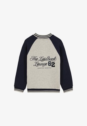 Sweat-shirt gris et bleu marine à manches longues avec col, poignets et ourlet rayés, avec le texte "The Laidback Lounge 62 Downtown Manhattan" sur le devant.