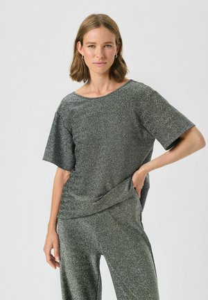 Grauer, glitzernder Kurzarm-Top mit weitem Ausschnitt, lockerer Passform und weicher Textur, kombiniert mit passenden Hosen.