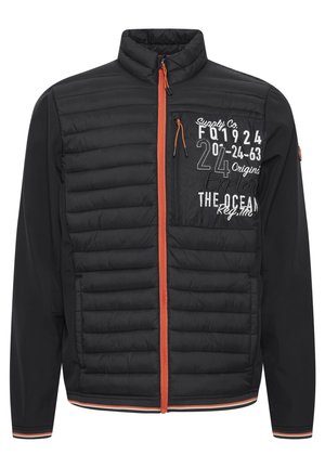 Sort polstret jakke med orange lynlås og accenter. Har en quiltet tekstur foran, kontrasterende glatte ærmer og dekorative tekstdetaljer.