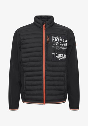 Fekete párnázott dzseki narancssárga cipzárral és díszítésekkel. Az elülső része steppelt textúrájú, kontrasztos sima ujjakkal és dekoratív szöveges részletekkel rendelkezik.