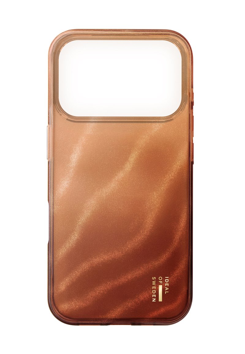 Transparante telefooncasing in koperkleur met grote uitsparing voor de camera en het logo van "Ideal of Sweden" in goud rechtsonder.