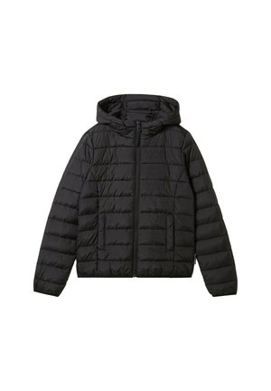 Chaqueta de plumón negra con capucha, que presenta un cierre de cremallera en la parte delantera, dos bolsillos laterales y un diseño acolchado. Textura suave, silueta de longitud media.