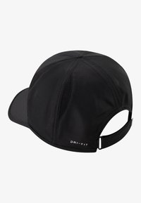 Svart DRI-FIT-keps med rundad form, slät textur och ventilationspaneler på sidorna. Justerbar rem baktill.