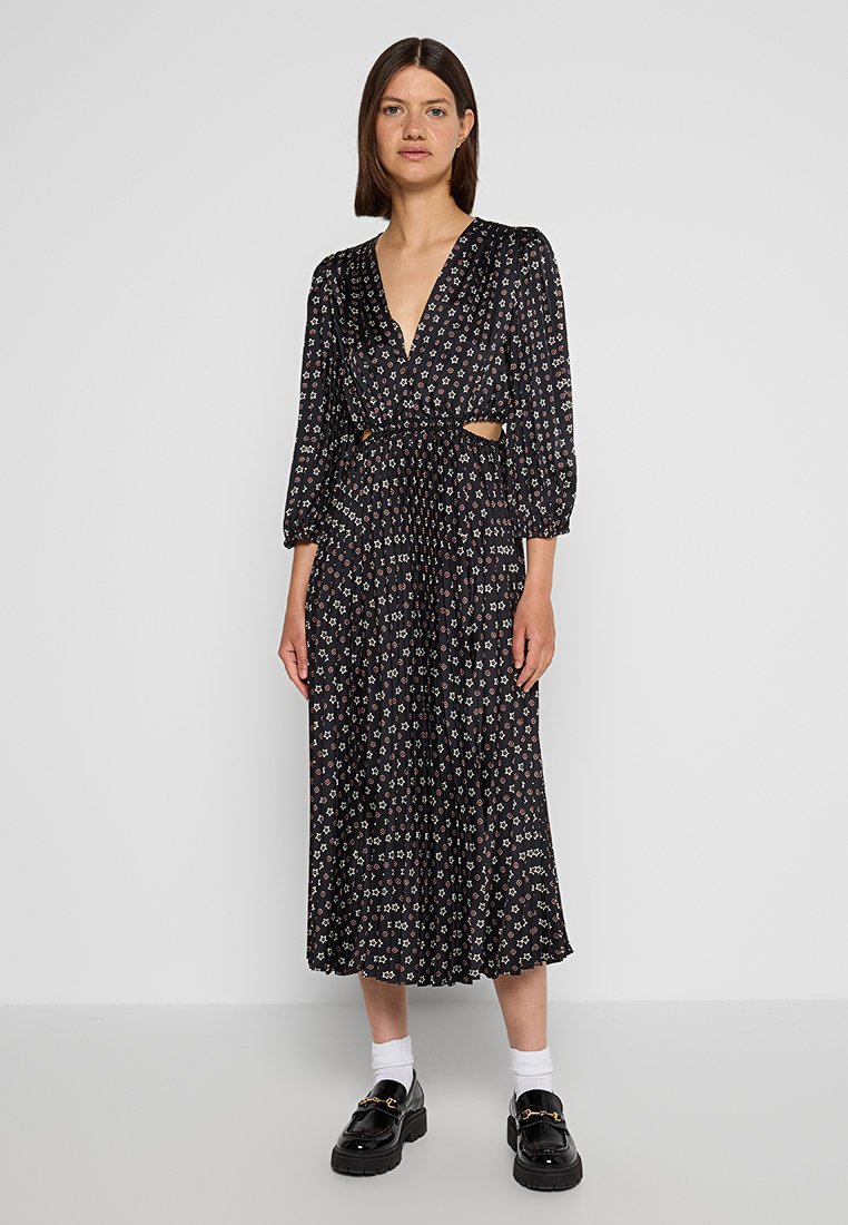 Robe noire à imprimé floral avec des manches longues, un décolleté en V profond, des côtés découpés et une longueur midi. Tissu lisse et détail de taille froncée.