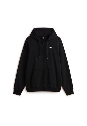 Sudadera negra con cremallera hecha de tela suave, que cuenta con un bolsillo frontal, capucha con cordón y un pequeño logo blanco en el pecho.