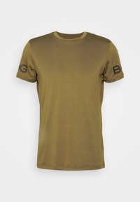 Olivově zelené tričko z měkké látky, s krátkými rukávy a kulatým výstřihem, s černými písmeny "G" a "B" na každém rukávu.