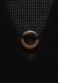 Țesătură de plasă neagră cu un design în formă de V, având un accent circular maro fixat cu un cordon negru la gât.