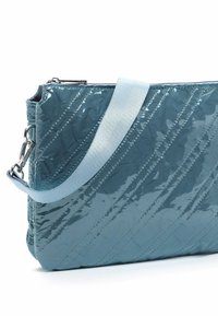 Bolso de mano de charol acolchado azul claro con costura diagonal, cierre de cremallera y correa a juego desmontable para opciones de transporte versátiles.