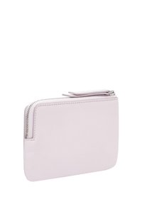 Schlanke, rechteckige Geldbörse aus weichem, pastellrosa Leder mit einem oberen Reißverschluss und minimalen Nahtdetails. Glatte Textur mit einem eleganten Design.
