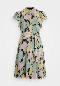 Blomstrete kjole med krage, korte volangermer, knappestolpe, belte i midjen, med svart bakgrunn og pastellfargede blomster.
