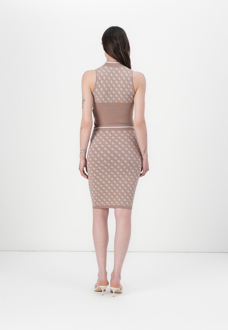 Robe tricotée avec une silhouette ajustée dans une teinte marron clair, présentant un motif géométrique, un col haut et une longueur mi-mollet.