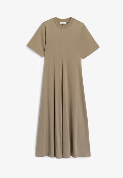 Krótkosleeve'owa sukienka w kształcie litery A w jasnobeżowym materiale z okrągłym dekoltem i gładką teksturą. Posiada pionowe szwy oraz zwiewny dół.