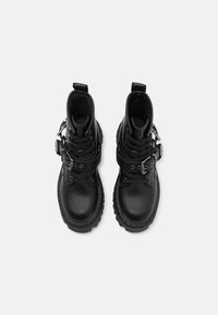 Buffalo ASPEN - Kotníkové boty na platformě - black