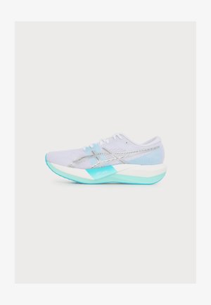 Scarpa da corsa bianca e azzurro chiaro con tomaia in mesh, suola ammortizzata e lacci, mostrata di lato su uno sfondo bianco semplice.