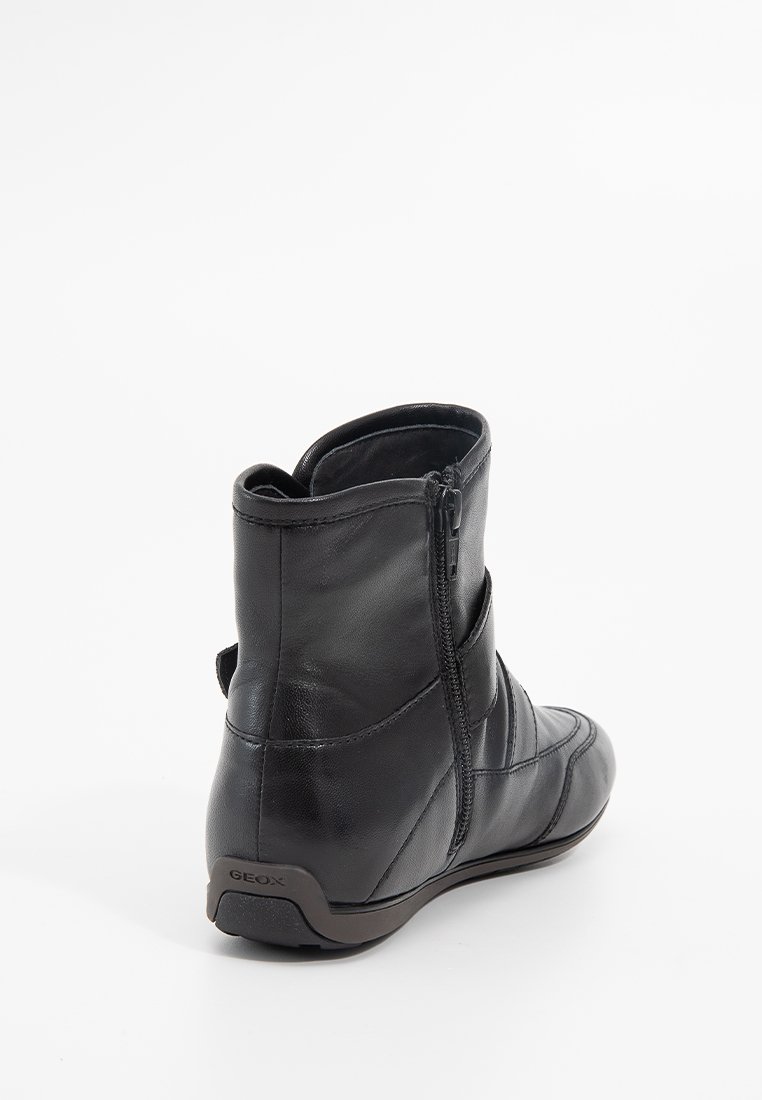 Bottines en cuir noir avec un design courbé, fermeture éclair sur le côté, cheville rembourrée et panneaux texturés. Dotées d'une semelle en caoutchouc avec la marque "GEOX".