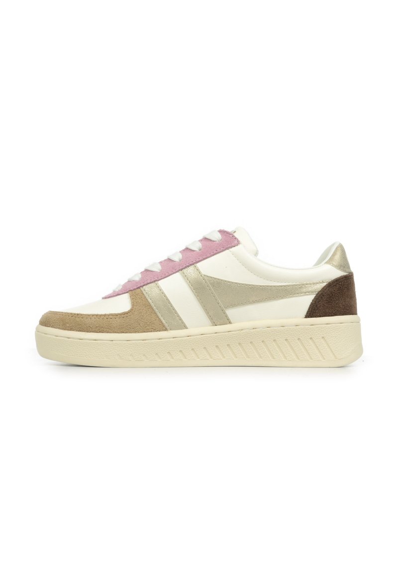 Le sneakers presentano un design in materiali misti con pelle bianca, accenti dorati, pannelli in suede rosa e beige, e una suola crema testurizzata.