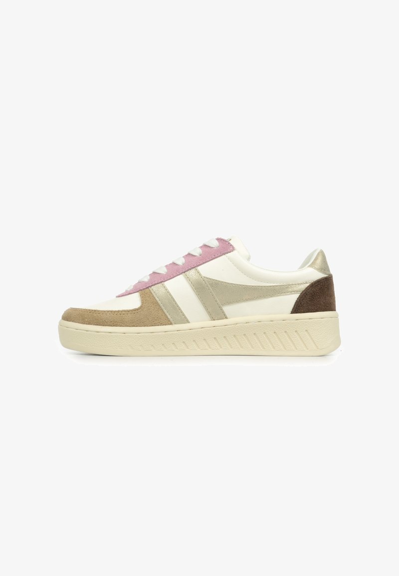 Le sneakers presentano un design in materiali misti con pelle bianca, accenti dorati, pannelli in suede rosa e beige, e una suola crema testurizzata.