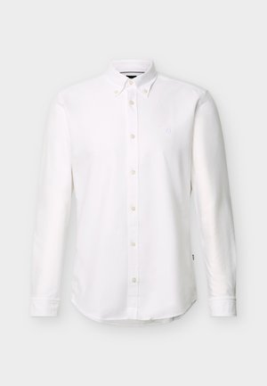 Witte blouse met lange mouwen, knoopsluiting, knoopkraag en een klein geborduurd logo op de linkerborst.