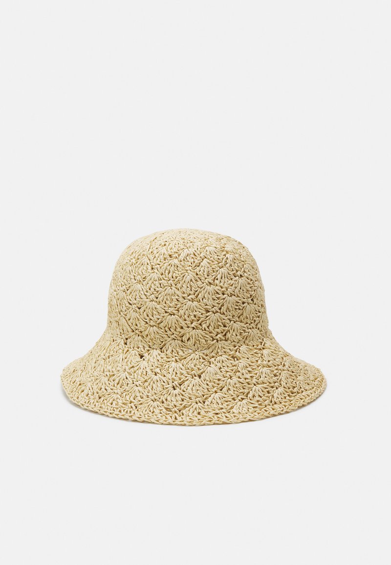 Sombrero de cubo de paja trenzada en color beige claro, con un patrón texturizado y un ala ancha y curvada para protección solar.