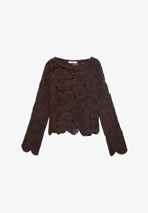 Pull en crochet marron avec des motifs floraux complexes, des manches longues et un ourlet festonné. Fabriqué en matériau léger et texturé.
