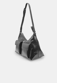 Juodas odinis peties krepšys su dviem priekiniais kišenėmis, reguliuojama juosta ir užtrauktuku viršuje. Lygus tekstūra ir šiuolaikinis dizainas.