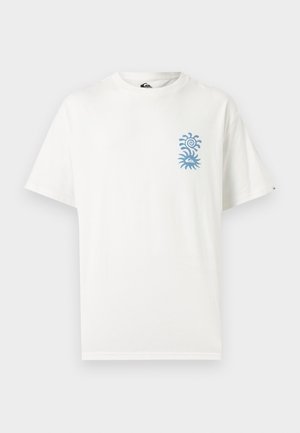 Weißes kurzärmeliges T-Shirt mit blauem abstraktem Sonnen- und Wellenmotiv auf der linken Brust, vor einfarbigem Hintergrund präsentiert.