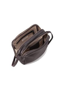 Borsa a tracolla in pelle marrone con due scomparti con zip, tasca interna e superficie liscia. Presenta accessori robusti e un branding discreto.