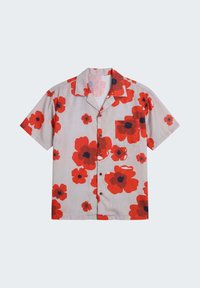 Chemise à manches courtes boutonnée avec motif floral rouge et noir sur fond gris clair, dotée d'une poche poitrine et d'un col à revers.