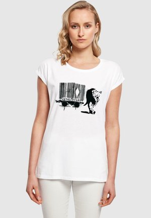 Weißes Baumwoll-T-Shirt mit einem schwarzen grafischen Design eines Barcodes, der mit einer stilisierten Tier-Silhouette kombiniert ist, wodurch ein Kontrast in Textur und Farbe entsteht.