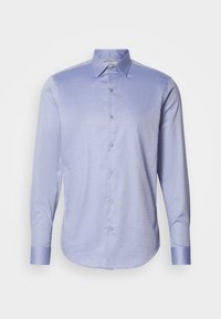 Chemise habillée homme bleu clair à manches longues avec boutons sur le devant et col pointu sur fond blanc uni.