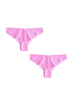 Két rózsaszín, csipkés női bikini stílusú fehérnemű, kis masnikkal a derékrészen, fehér háttéren bemutatva.