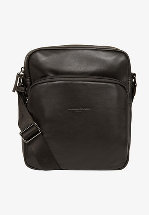Borsa a messenger in pelle nera con una texture liscia, tasca anteriore con zip, tracolla regolabile e dettagli del logo del marchio in rilievo.