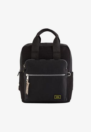 Schwarzer Rucksack mit doppelten Tragegriffen, vorderer Zipper-Tasche, silbernen Beschlägen und strukturiertem Finish. Mit einem Logopatch in Gelb.