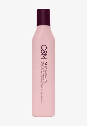 Hoge roze fles met een donkerpaarse dop, gelabeld "O&M PS Conditioner" voor het gladmaken en voeden van het haar.