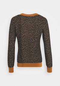 Suéter de estampado de leopardo en marrón y negro con cuello y puños acanalados en naranja. Mangas largas y diseño ajustado. Superficie de tela texturizada.